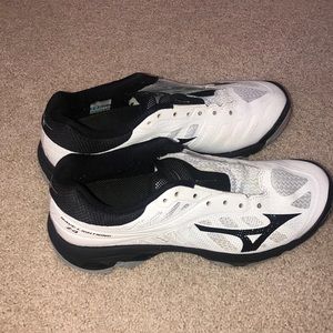 VOLLEYBALL SHOES: Mizuno Wave Lightening Z4